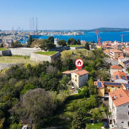 Casa Castel - Old Town House בית נופש פולה